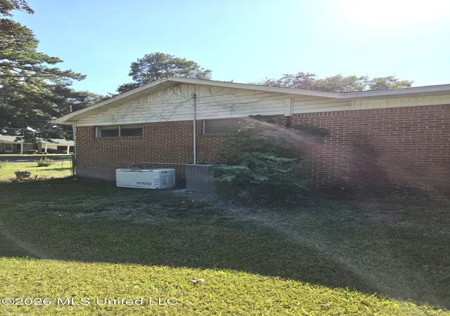 Photo 2 of Single family home for sale at 2033 Harold St, Laurel, MS 39440 | MLS# 4162973 | Listing updated on 2026-10-23