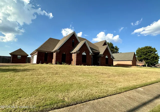 Photo 2 of Single family home for sale at 4651 E Alden Lake Dr, Horn Lake, MS 38637 | MLS# 4163027 | Listing updated on 2026-10-03
