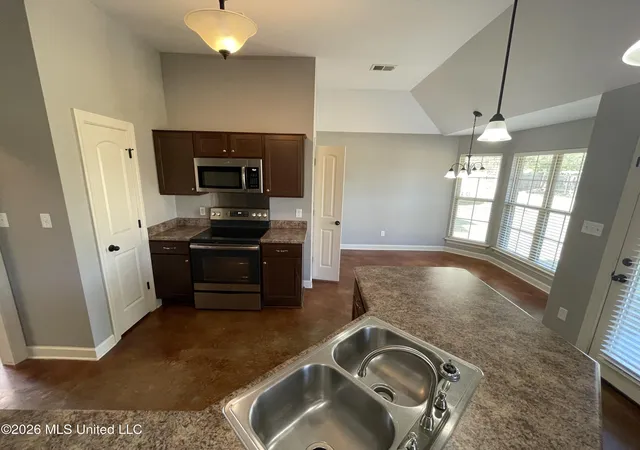 Photo 3 of Sale Pending at 8723 Smith Ranch Dr, Southaven, MS 38671 | MLS# 4163137 | Listing updated on 2026-10-03
