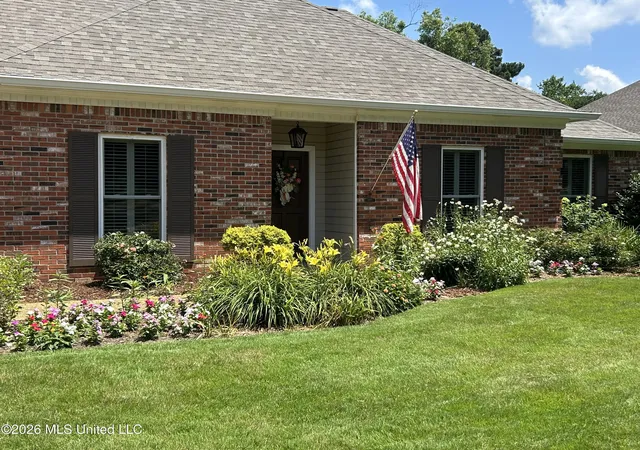 Photo 2 of Sale Pending at 229 Woodrun Dr, Ridgeland, MS 39157 | MLS# 4163154 | Listing updated on 2026-10-02