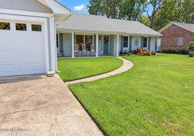 Photo 2 of Single family home for sale at 306 Oak Grv Dr, Grenada, MS 38901 | MLS# 4163303 | Listing updated on 2026-10-20