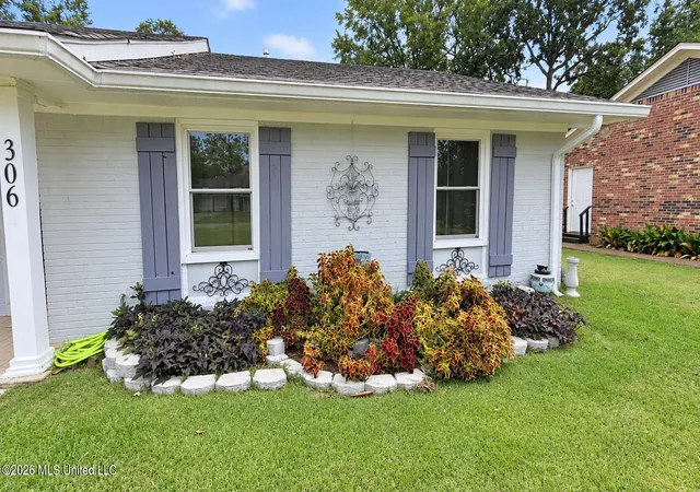 Photo 3 of Single family home for sale at 306 Oak Grv Dr, Grenada, MS 38901 | MLS# 4163303 | Listing updated on 2026-10-20