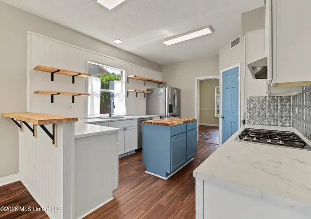 Photo 2 of Single family home for sale at 18 Lakeview Dr, Ocean Springs, MS 39564 | MLS# 4163215 | Listing updated on 2026-10-15