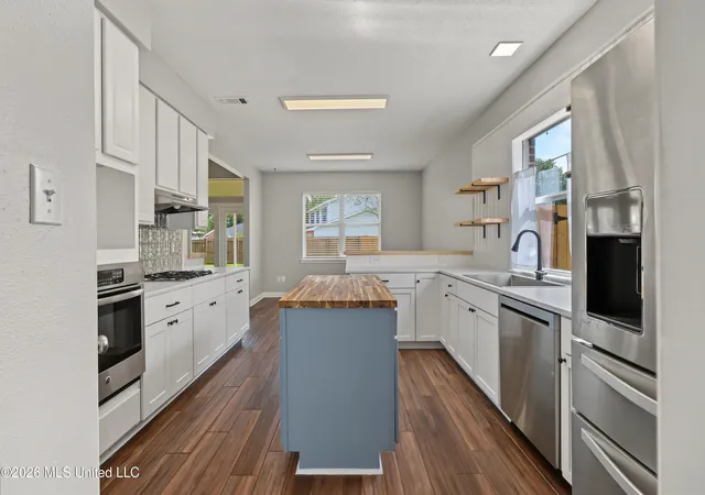 Photo 3 of Single family home for sale at 18 Lakeview Dr, Ocean Springs, MS 39564 | MLS# 4163215 | Listing updated on 2026-10-15