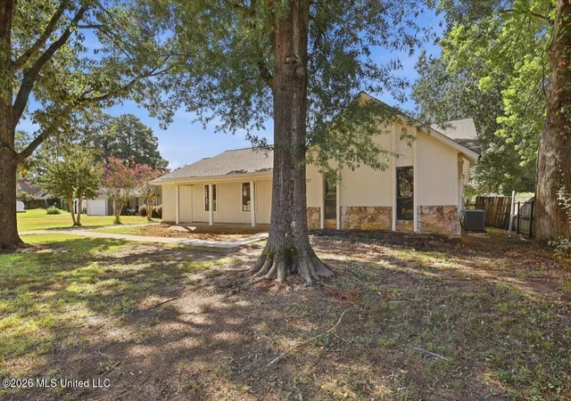 Photo 2 of Single family home for sale at 2077 Lakeshore Dr, Ridgeland, MS 39157 | MLS# 4163732 | Listing updated on 2026-10-08