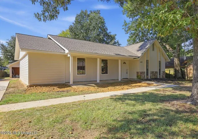 Photo 3 of Single family home for sale at 2077 Lakeshore Dr, Ridgeland, MS 39157 | MLS# 4163732 | Listing updated on 2026-10-08