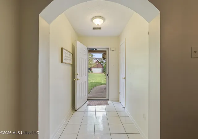 Photo 3 of Sale Pending at 7823 S Chesterfield Dr, Southaven, MS 38671 | MLS# 4163346 | Listing updated on 2026-10-14