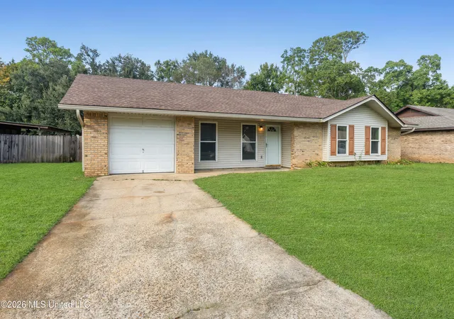 Photo 2 of Sale Pending at 2 Stratford Pl, Gulfport, MS 39503 | MLS# 4163308 | Listing updated on 2026-10-02