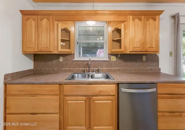 Photo 3 of Sale Pending at 2 Stratford Pl, Gulfport, MS 39503 | MLS# 4163308 | Listing updated on 2026-10-02