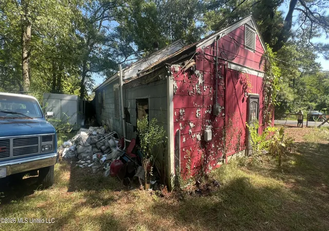 Photo 3 of Single family home for sale at 1911 Shady Ln Dr, Jackson, MS 39204 | MLS# 4163288 | Listing updated on 2026-10-20