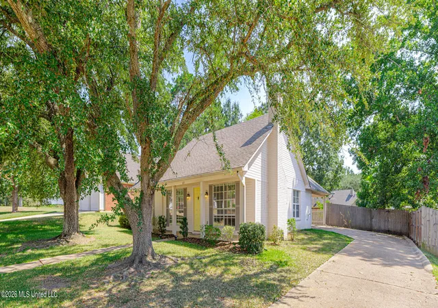 Photo 3 of Single family home for sale at 631 Live Oak Dr, Madison, MS 39110 | MLS# 4163413 | Listing updated on 2026-10-07