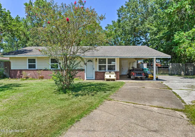 Photo 1 of Single family home for sale at 121 Roberts Cir, Ocean Springs, MS 39564 | MLS# 4163428 | Listing updated on 2026-10-16