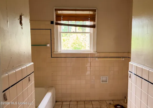 Photo 4 of Sale Pending at 407 Alta Woods Blvd, Jackson, MS 39204 | MLS# 4163492 | Listing updated on 2026-10-15