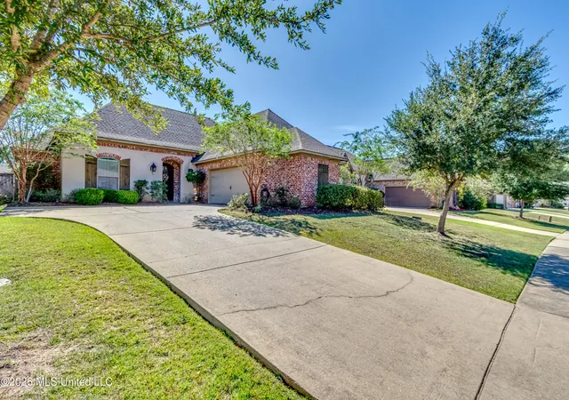 Photo 3 of Sale Pending at 233 Stonebridge Blvd, Brandon, MS 39042 | MLS# 4163713 | Listing updated on 2026-10-19