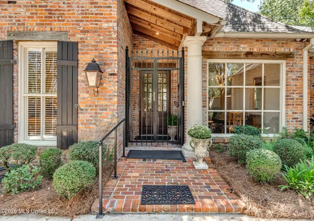 Photo 4 of Sale Pending at 1353 E Northside Dr, Jackson, MS 39211 | MLS# 4164194 | Listing updated on 2026-10-03