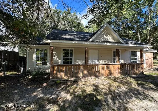 Single family home for sale at 1400 Oak St, Ocean Springs, MS 39564 | MLS# 4164303