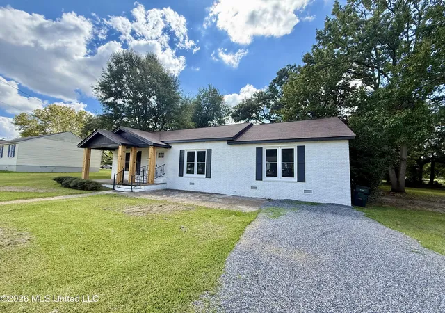 Photo 2 of Single family home for sale at 108 Lamar St, Crystal Springs, MS 39059 | MLS# 4165196 | Listing updated on 2026-10-10