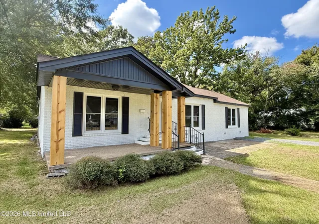 Photo 3 of Single family home for sale at 108 Lamar St, Crystal Springs, MS 39059 | MLS# 4165196 | Listing updated on 2026-10-10