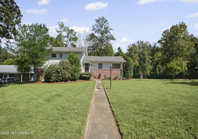 Photo 1 of Single family home for sale at 8 Woodlawn Dr, Yazoo City, MS 39194 | MLS# 4164329 | Listing updated on 2026-10-12