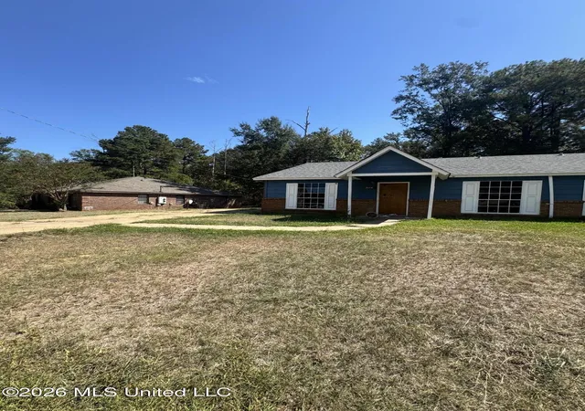 Photo 2 of Sale Pending at 2114 Thousand Oaks Dr, Jackson, MS 39212 | MLS# 4163853 | Listing updated on 2026-10-19