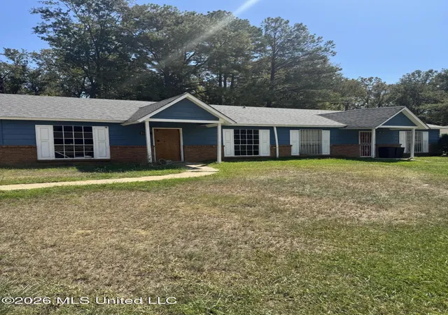 Photo 3 of Sale Pending at 2114 Thousand Oaks Dr, Jackson, MS 39212 | MLS# 4163853 | Listing updated on 2026-10-19