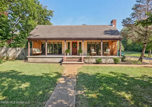 Photo 2 of Single family home for sale at 10 W Railroad Ave, Byhalia, MS 38611 | MLS# 4163886 | Listing updated on 2026-10-18