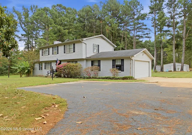 Photo 2 of Single family home for sale at 120 Oakwood Dr, Byhalia, MS 38611 | MLS# 4163906 | Listing updated on 2026-10-02