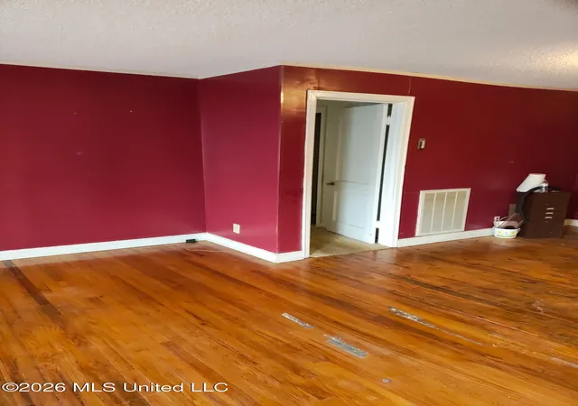 Photo 2 of Single family home for sale at 905 Spruce St, Clarksdale, MS 38614 | MLS# 4164017 | Listing updated on 2026-10-05