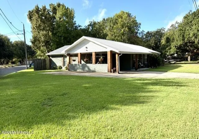 Photo 2 of Single family home for sale at 906 Columbus Dr, Pascagoula, MS 39567 | MLS# 4164361 | Listing updated on 2026-10-16