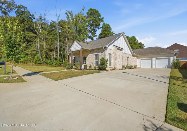Photo 1 of Sale Pending at 828 Long Leaf Cir, Brandon, MS 39042 | MLS# 4164441 | Listing updated on 2026-10-12