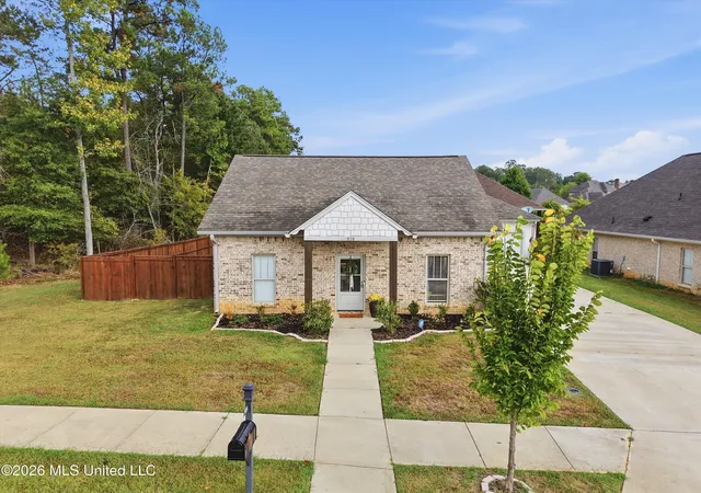 Photo 3 of Sale Pending at 828 Long Leaf Cir, Brandon, MS 39042 | MLS# 4164441 | Listing updated on 2026-10-12