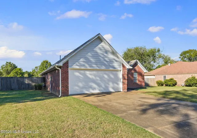 Photo 2 of Sale Pending at 390 Shady Grv Dr, Hernando, MS 38632 | MLS# 4165006 | Listing updated on 2026-10-16