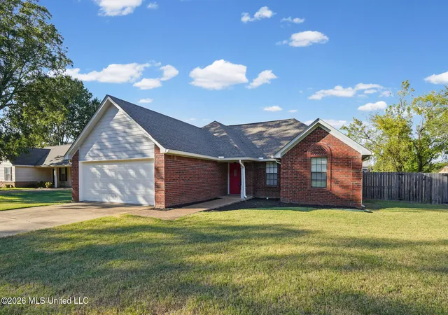 Photo 3 of Sale Pending at 390 Shady Grv Dr, Hernando, MS 38632 | MLS# 4165006 | Listing updated on 2026-10-16
