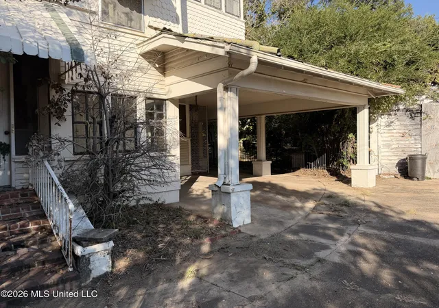 Photo 3 of Single family home for sale at 118 Grand Ave, Yazoo City, MS 39194 | MLS# 4164832 | Listing updated on 2026-10-07
