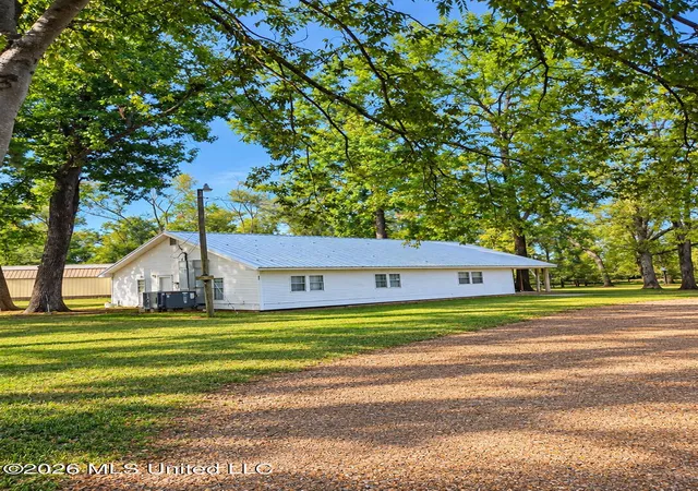 Photo 2 of Single family home for sale at 81 Ellzey Dr, Sardis, MS 38666 | MLS# 4164876 | Listing updated on 2026-10-09