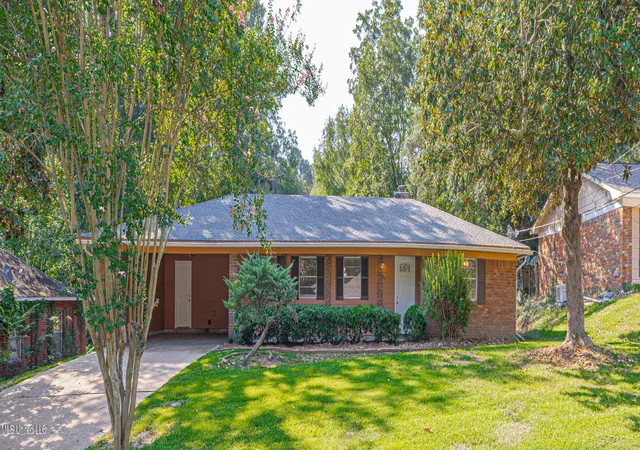 Photo 1 of Single family home for sale at 1011 Laurelwood Dr, Clinton, MS 39056 | MLS# 4164897 | Listing updated on 2026-10-08