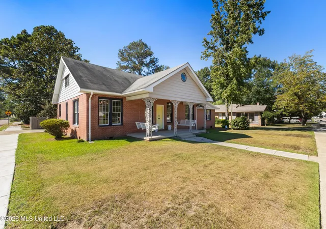 Photo 3 of Single family home for sale at 125 S 12th Avenue, Hattiesburg, MS 39401 | MLS# 4165066 | Listing updated on 2026-10-19