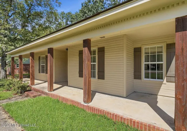 Photo 2 of Single family home for sale at 129 Sumac Dr, Madison, MS 39110 | MLS# 4165373 | Listing updated on 2026-10-13