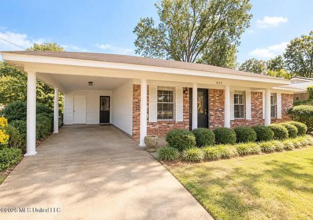 Photo 1 of Single family home for sale at 665 Scenic Dr, Grenada, MS 38901 | MLS# 4165179 | Listing updated on 2026-10-10
