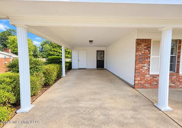 Photo 4 of Single family home for sale at 665 Scenic Dr, Grenada, MS 38901 | MLS# 4165179 | Listing updated on 2026-10-10