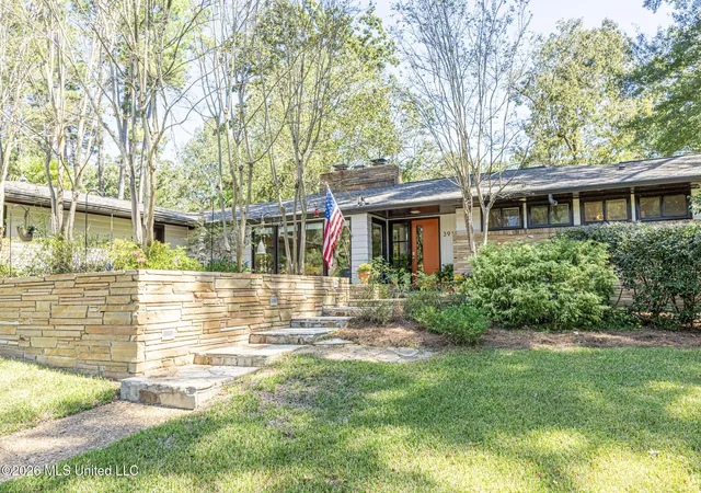 Photo 2 of Sale Pending at 3910 Pinewood Dr, Jackson, MS 39211 | MLS# 4165261 | Listing updated on 2026-10-18