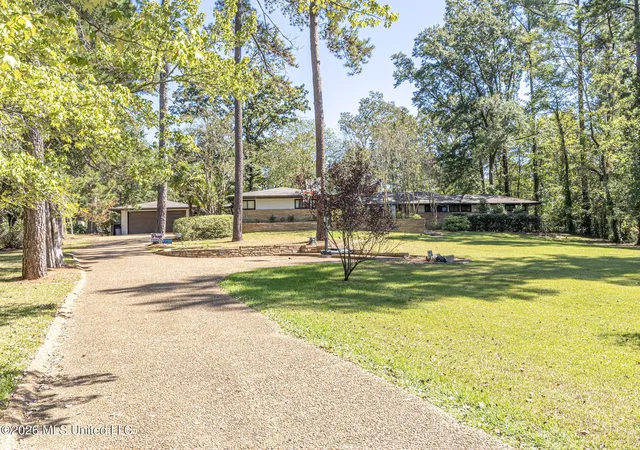 Photo 3 of Sale Pending at 3910 Pinewood Dr, Jackson, MS 39211 | MLS# 4165261 | Listing updated on 2026-10-18
