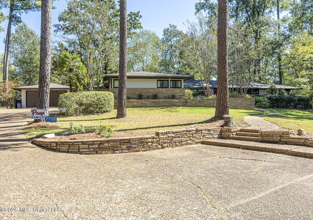 Photo 3 of Sale Pending at 3910 Pinewood Dr, Jackson, MS 39211 | MLS# 4165261 | Listing updated on 2026-10-18