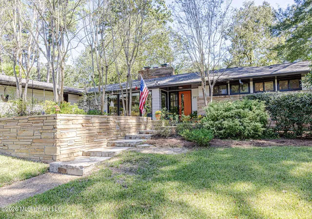 Photo 4 of Sale Pending at 3910 Pinewood Dr, Jackson, MS 39211 | MLS# 4165261 | Listing updated on 2026-10-18