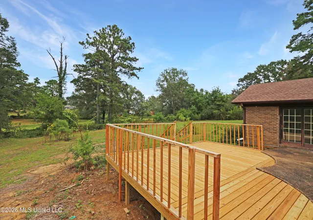 Photo 2 of Sale Pending at 2450 S Pine Lea Dr, Jackson, MS 39209 | MLS# 4165183 | Listing updated on 2026-10-21