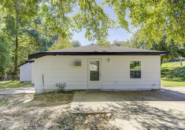 Photo 3 of Single family home for sale at 230 Hillside Dr, Vicksburg, MS 39180 | MLS# 4165278 | Listing updated on 2026-10-12