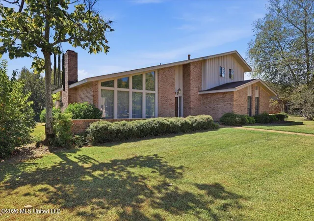 Photo 3 of Sale Pending at 231 Kitchings Dr, Clinton, MS 39056 | MLS# 4165443 | Listing updated on 2026-10-15