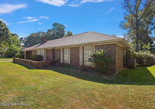 Photo 3 of Single family home for sale at 504 Oakwood Dr, Vicksburg, MS 39180 | MLS# 4165427 | Listing updated on 2026-10-13