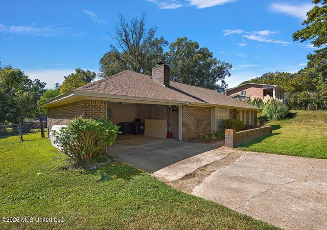 Photo 3 of Single family home for sale at 504 Oakwood Dr, Vicksburg, MS 39180 | MLS# 4165427 | Listing updated on 2026-10-13