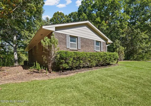 Photo 3 of Single family home for sale at 1098 W Woodward Ave, Holly Springs, MS 38635 | MLS# 4165339 | Listing updated on 2026-10-12